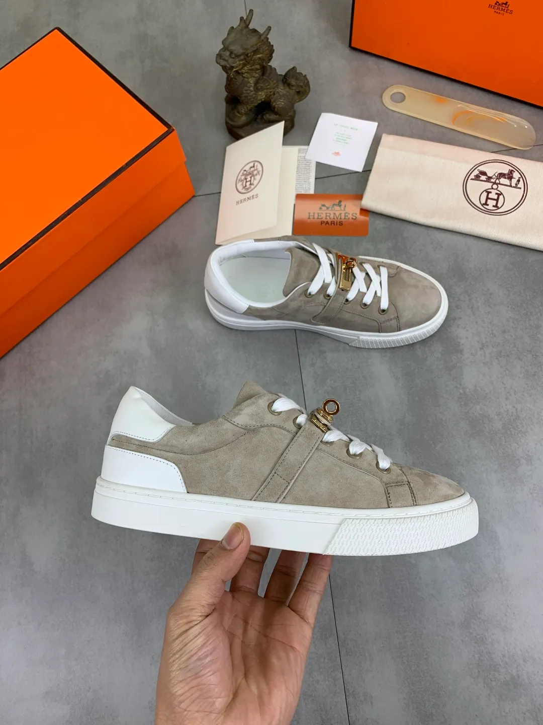 Men's men's shoes 💰P640 New Hermes top version Hermès classic couple style #𝐊𝐞𝐥𝐥𝐲 buckle casual white shoes skateboard shoes that will not conflict with shoes at all. Full of unknowns, Hermès rarely produces flat casual shoes and they are paired with classic palladium-plated Kelly shoe buckles! You'll fall in love with it at first sight. It's super versatile and can be worn with any skirt or pants. 🉑️Close your eyes and wear it. It's super noble. Fabric: Specific cowhide/canvas material. Lining: Sheepskin lining. Outsole: Original molded TPU outsole. Size: 35-45.
